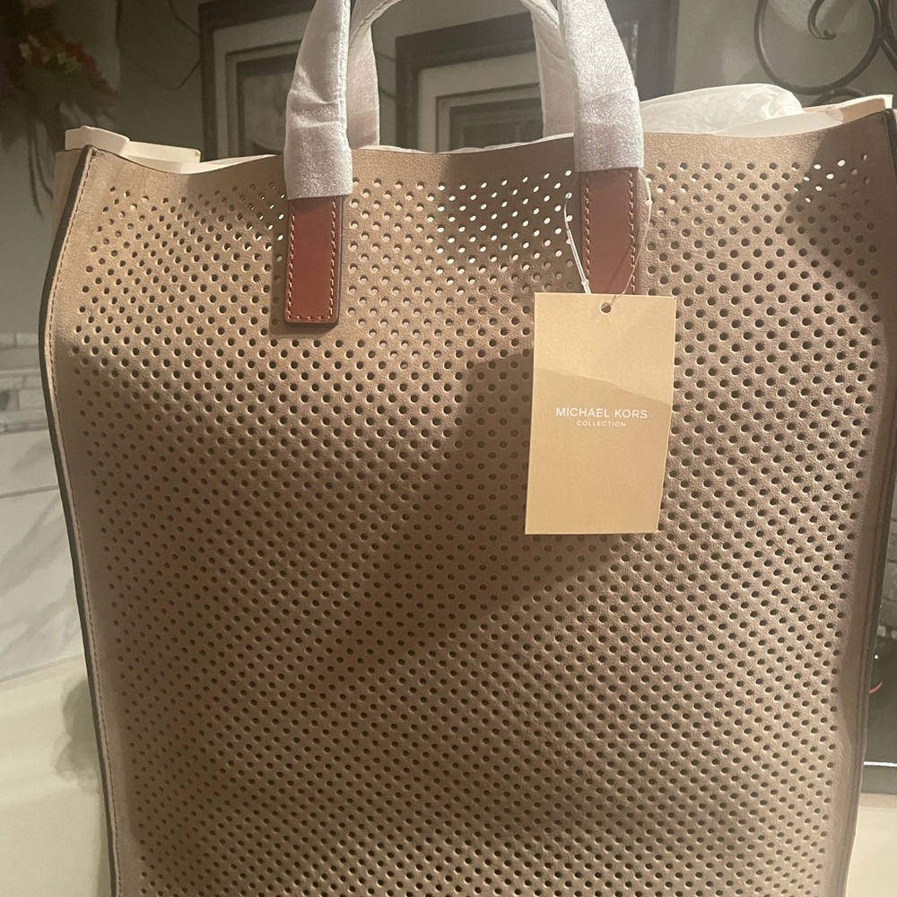NWT BEAUTIFUL EXCLUSIVE MICHAEL KORS Collection large genuine leather sand tote.